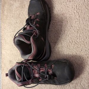 One pair of keen kids hiking boots size US 1